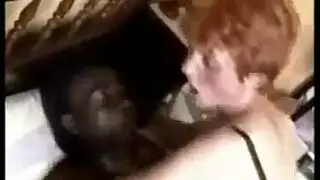 وهي جاثية، تعمل الشقراء على قضيبه بيديها