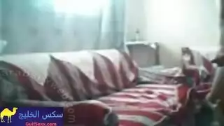راجل بيبوس مراتو من شفايفه و هي عريانه