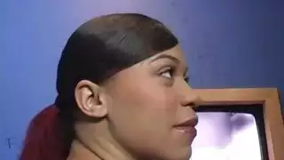 جنس شقيق قاسي على السرير بينما هي نائمة