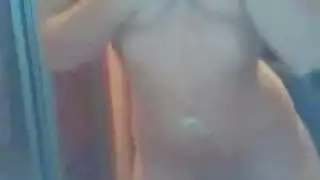 قضيب شاب يملأ كس مراهقة ضيق في حركة هاردكور