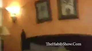  قحاب مشعرات جامحات تلتقطن صورًا عارية تمامًا للكاميرا