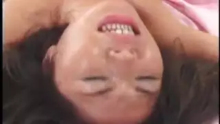 جنس عسكري خشن: شقراء تُضرب بوضعية عكسية