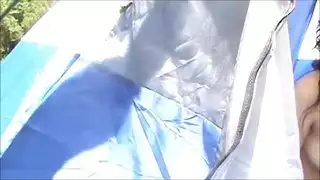 جنس شرجي وفموي قوي مع عاهرتين مستثارتين في التخييم