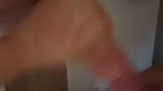 يضربها بلا وعي؛ تتوسل للرحمة
