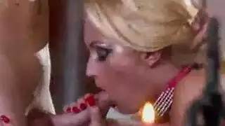فتاة ساذجة تكسب فرصة مص قضيب شهير ضخم