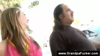 خيال العاهرة المراهقة: أخذ قضيب رجل ناضج كبير