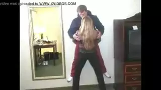 رجل مفتول العضلات يفرك قضيبه على المرتبة