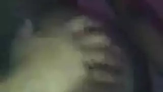 الفتاة السمراء النحيلة تستخدم الأسلاك كعضوة ذكرية
