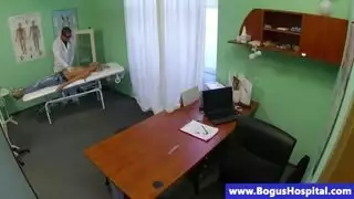 شقراء حارّة تتباهى بأثدائها الصغيرة المنتصبة