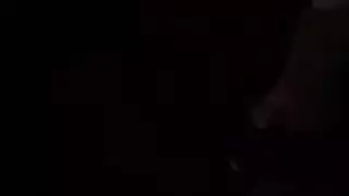 في المحل وتلعب بنفسها