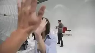 إيميلي الشقراء الساخنة تلعق السائل الذهبي من جسدها