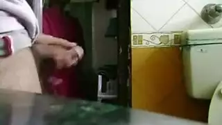 يحب الاستمناء على الخادمة السمينة