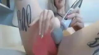 جماع بري في الطبيعة: مراهقة شقراء تركب قضيباً صلباً كالصخر