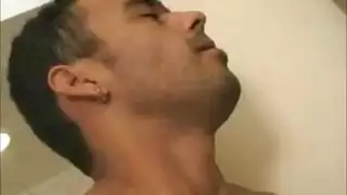 تعذيب الشباب جنسيا على يد فتايات