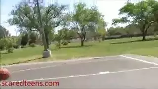 شرجي على الشاطئ: فتاة بالأسود تأخذ قضيبًا صلبًا