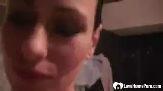 فتاة سمراء وقحة تتمدد مهبلها الضيق