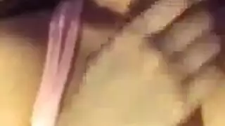 فتاة التايلاندية الحلوة هي مص ديك ضخمة صديقها أثناء الاستماع إلى معيشاته المتحمسة