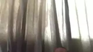 حليمة شقراء تهوي على ركبتيها لتمص وتمارس الجنس مع قضيب جارها الكبير