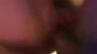 جسد ارييل لين المرن المتعرق يتعامل مع حركة القضيب الصلب