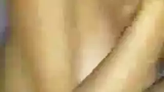 فتاة مفلسة ترتدي الأحمر تمتلئ كل فتحاتها