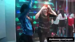 سكس جماعي في الديسكو حفله نيك