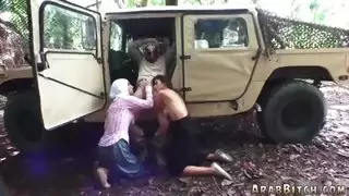 عربية فاجرة تركب بقوة في الحافلة العامة