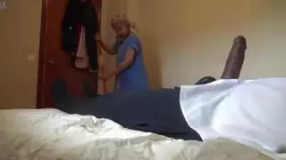 الخادمة المسلمة الفضولية تُملأ بقضيب أسود ضخم