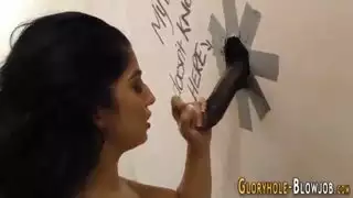 فتاة شرق أوسطية تخدم قضيب أسود سميك