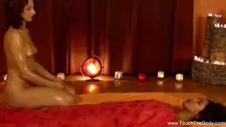 فتيات جميلات ممتلئات يمارسن الشبق على طاولة التدليك