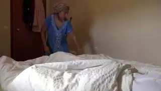 عاملة الفندق المسلمة تذهل من العضو الأسود الكبير
