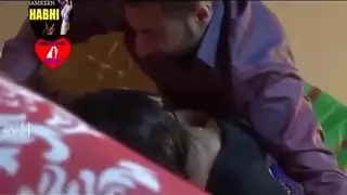 في سن المراهقة لطيفة اخترقت بسرعة عالية