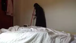خادمة مسلمة مثيرة لا تستطيع تجاهل تلك الأداة الإباحية السوداء الضخمة