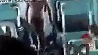 نجم إباحي يغوي بفستان أحمر قبل أن يحصل على جماع فموي