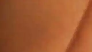 فتاتان سمراوان تستسلمان لقضيب مصارع عملاق