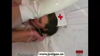 خيال طبي: ممرضة تعتني بالأقضاب الصلبة الموجوعة