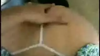 تبقى ملابسها أثناء الجنس الفموي العنيف