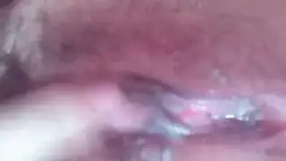 رجل عربي ثخين يدخن