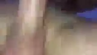 فتاة صغيرة عارية تستعرض فرجها الصابوني في الحمام