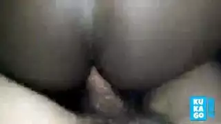 فتاة سمراء تأخذ قضيب أبيض في كل ثقب