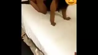 زوجة عربية ساخنة تأخذ قضيب غريب بحضور الزوج