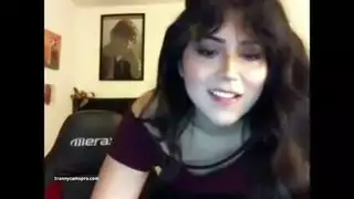 جنس عابر صريح على غطاء سيارة لامع