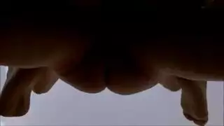 فتاة سمراء مغراء تأخذ قضيبًا بين الحصص