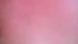 سيدة شقراء مفلسة تتعرض للإساءة في فيلم كينك
