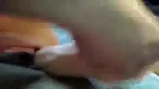 العاهرة صاحبة الأقواس الشابة تأخذ قذفًا عنيفًا في الحلق