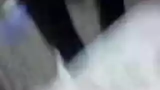 محجبة تشلح ثوبها