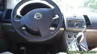 فتاة مراهقة تلتهم قضيبًا صلبًا