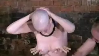 شاب ياباني يضرب حلمات البرازيلية الشقراء الضخمة في فيلم إباحي صريح