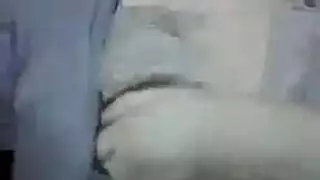 بنية عراقية تقوم باضهار كسها و صدرها و طيزها