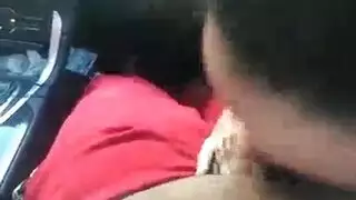 فتاة ممتلئة في قميص أخضر تمارس الجنس الصريح مع شاب محلي في فيلم إباحي