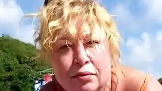 جنس ناضج على الشاطئ: مثبتات حلمات وصدر مشعر جنس صريح